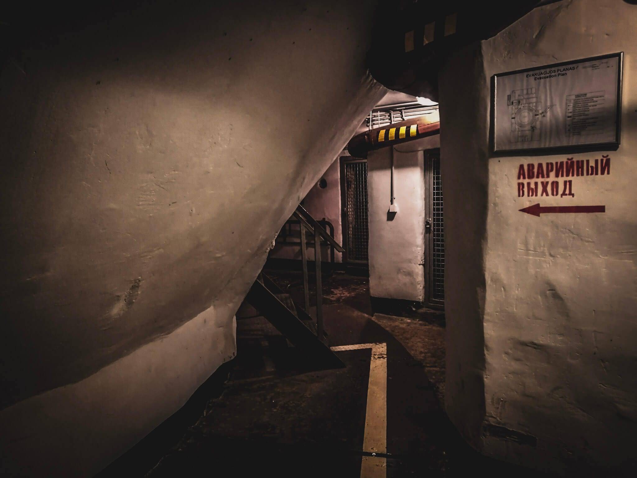 space between ground and missile silo
