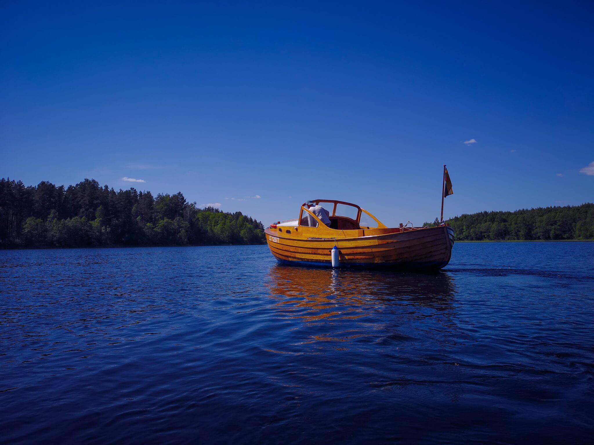 baidariuuostas motor boat in lake asalnykstis