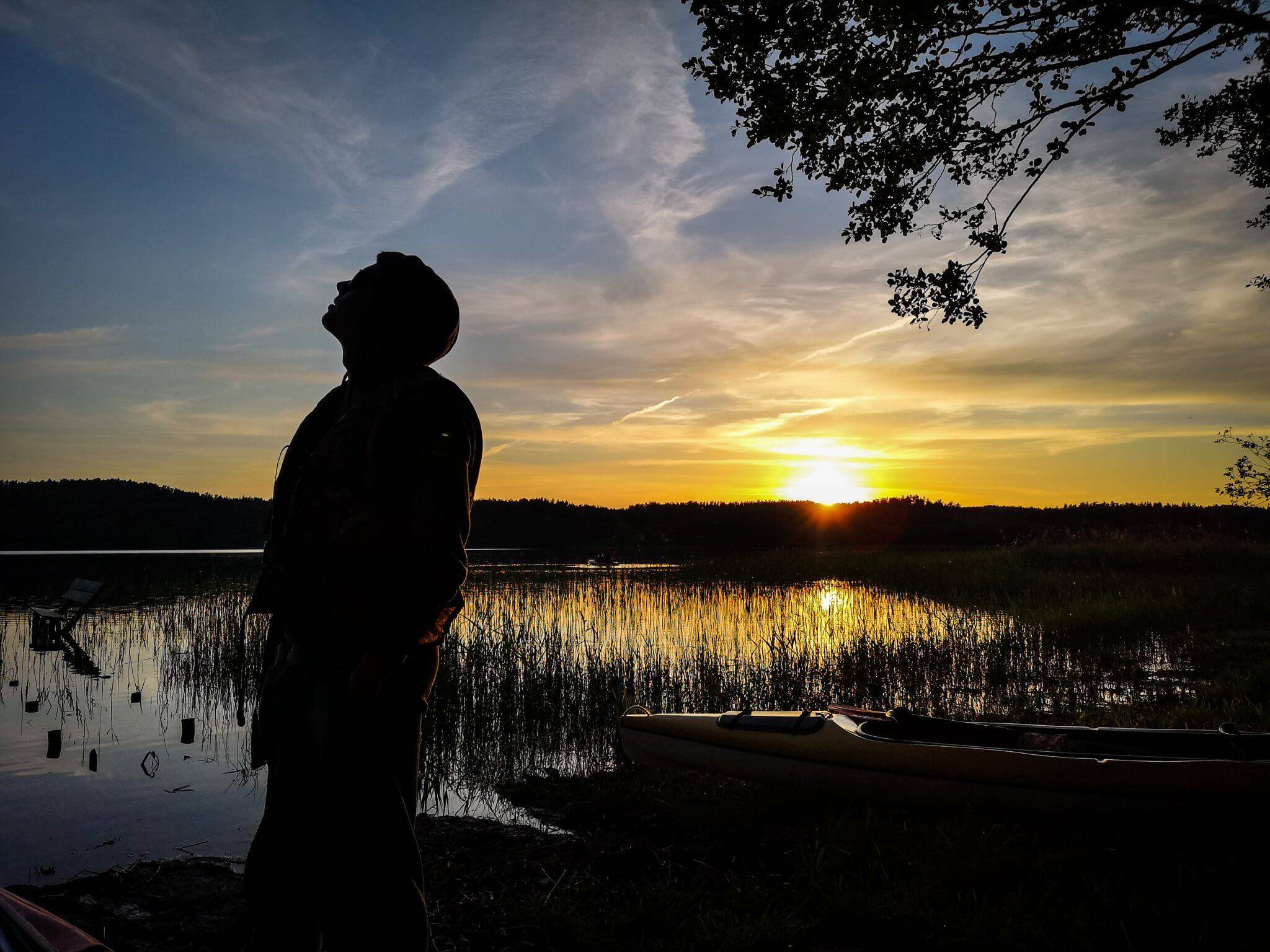 man looking up sunset lake almajas