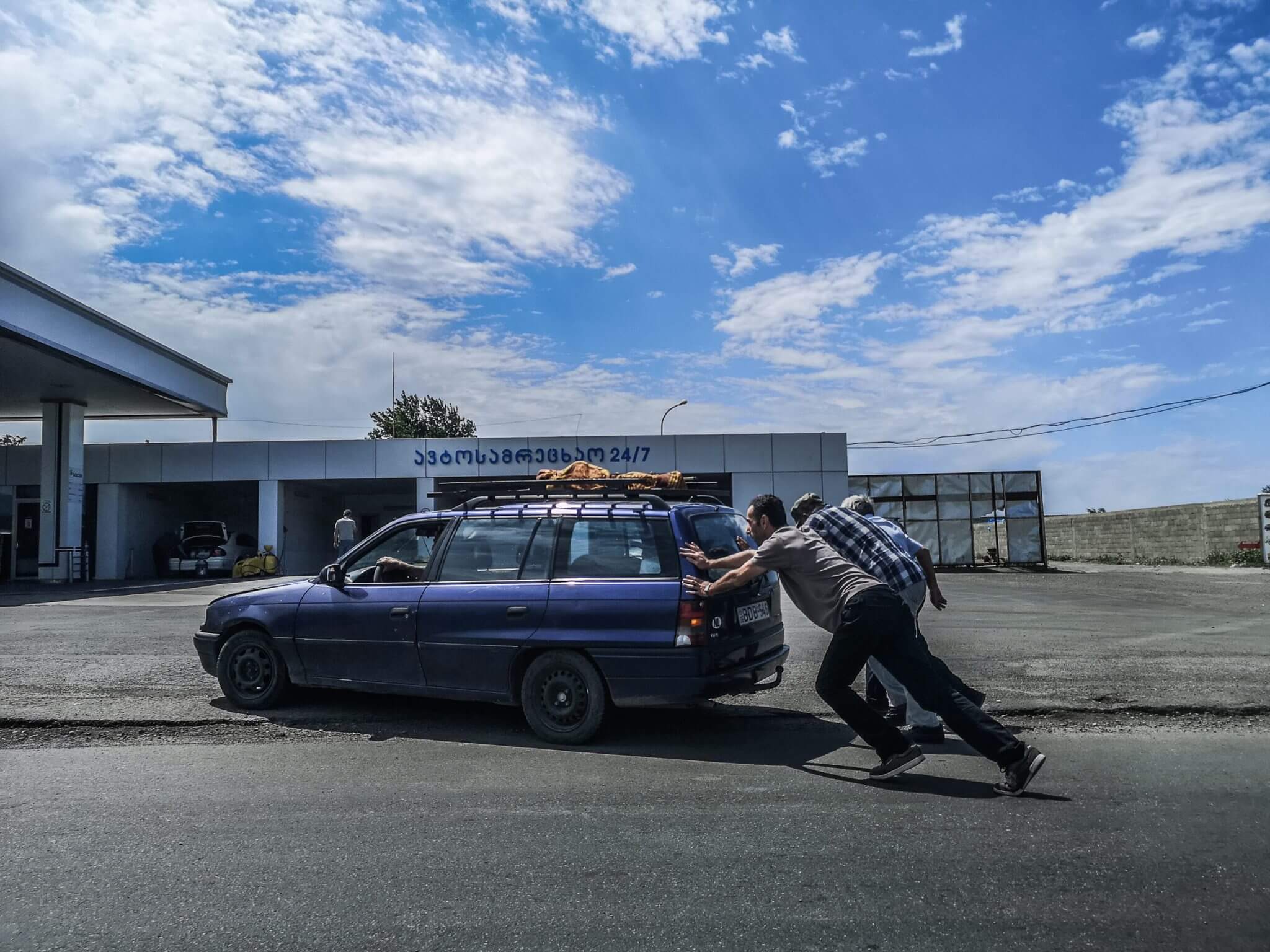 georgians pushing car