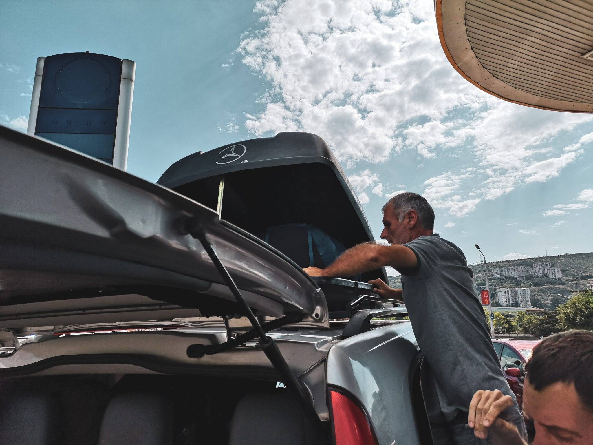 putting baggage on rooftop