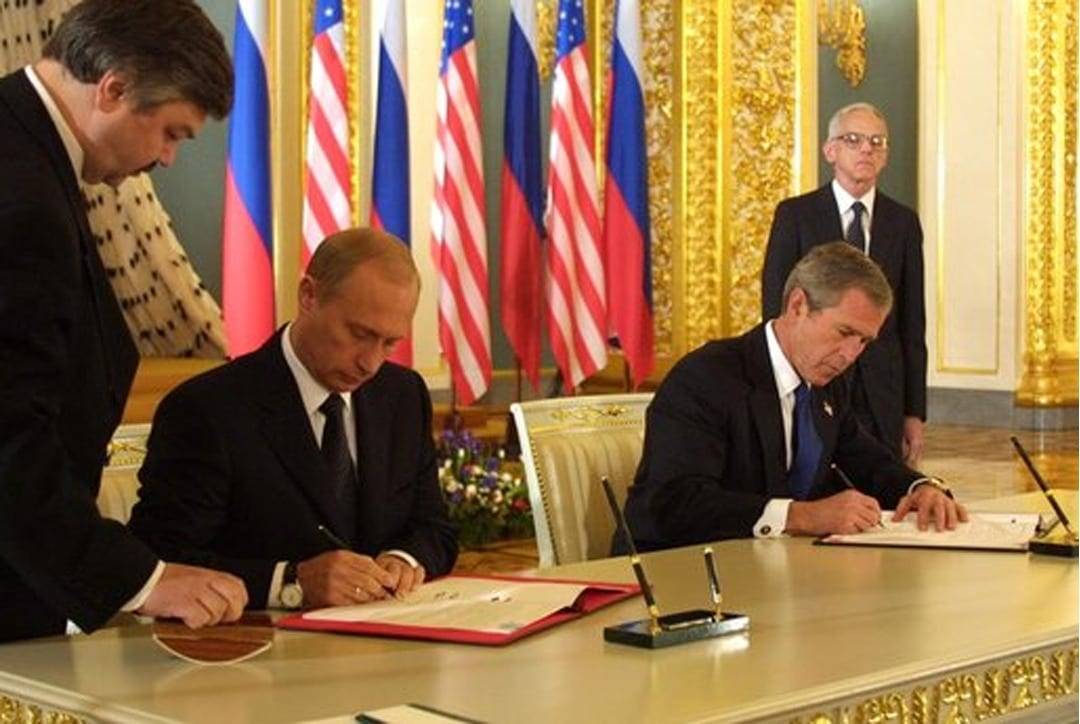 Bush and Putin signing SORT