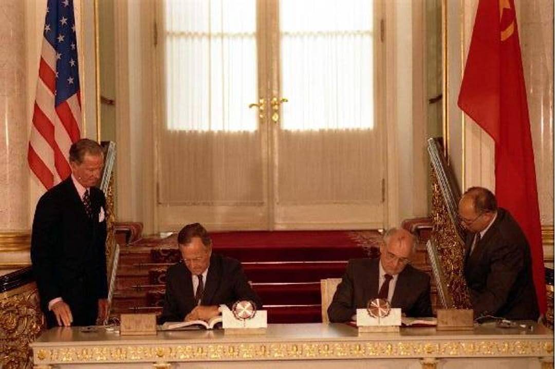 George Bush and Mikhail Gorbachev sign the START 1991