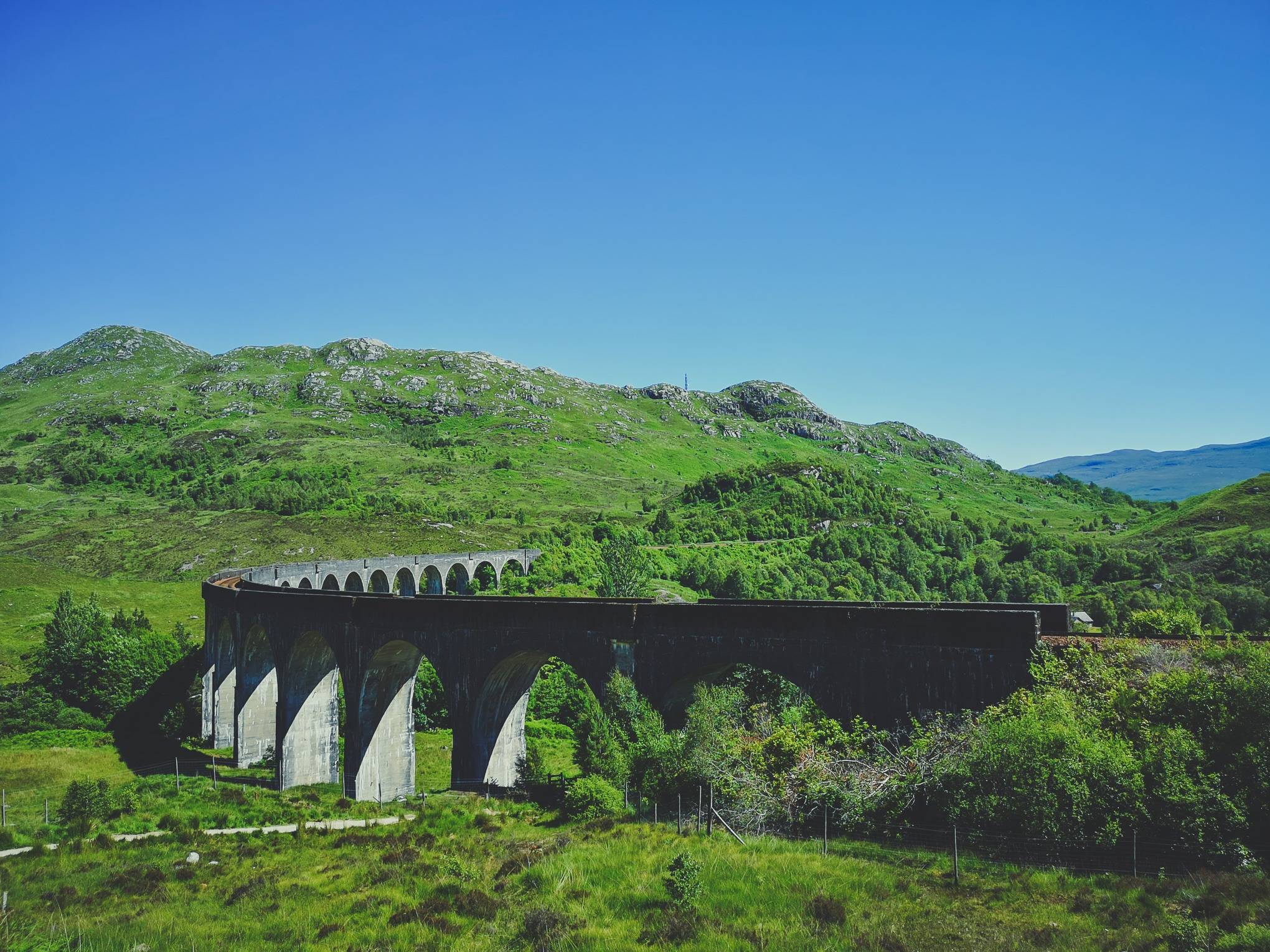   The main vista for Harry Potter train is only around 10 minutes of walking from the bus station. Photo by Alis Monte [CC BY-SA 4.0], via Connecting the Dots