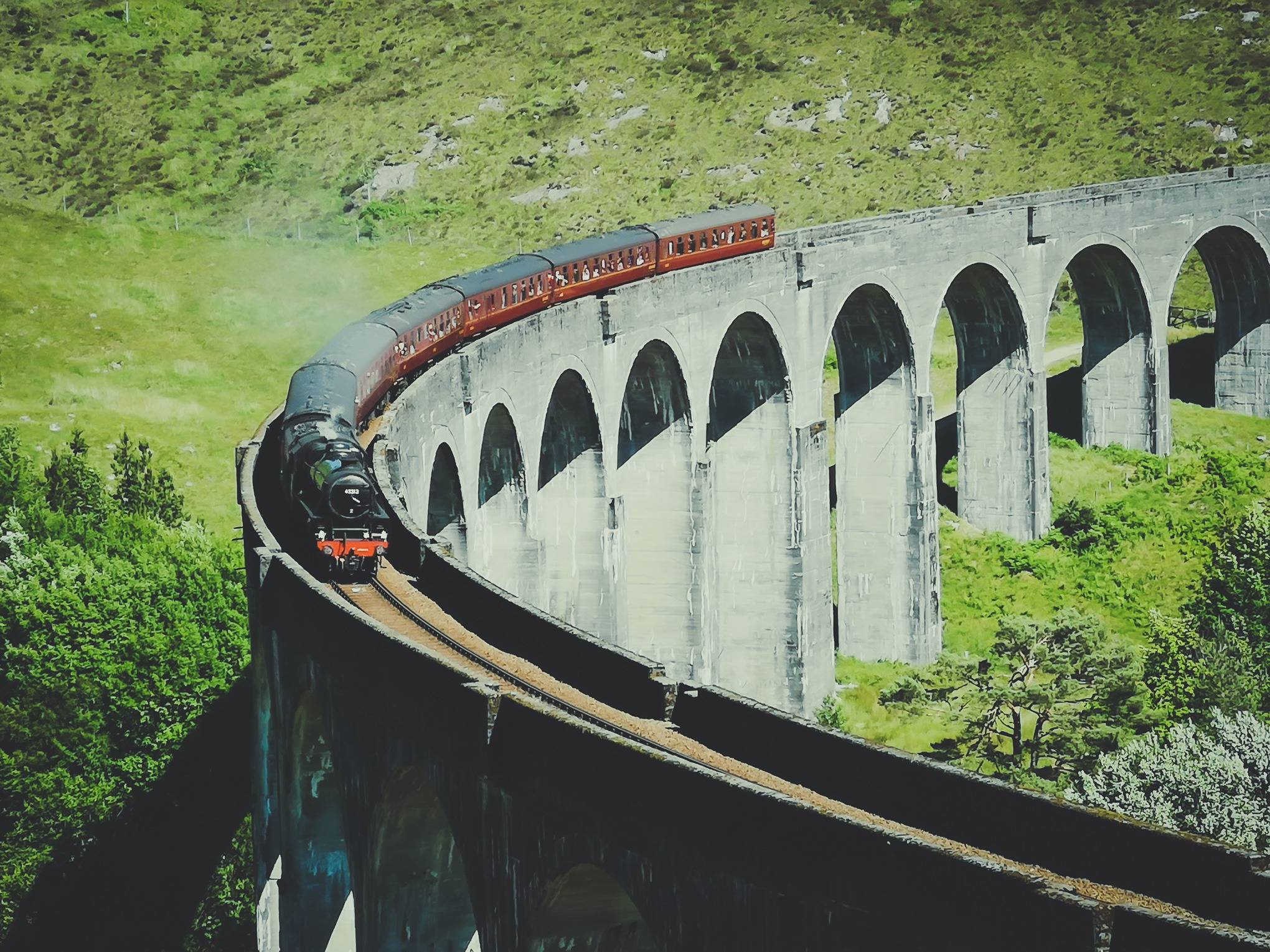   The actual Harry POtter train “The Jacobite” doesn’t spit out as much of a steam as it does in the movie. Photo by Alis Monte [CC BY-SA 4.0], via Connecting the Dots