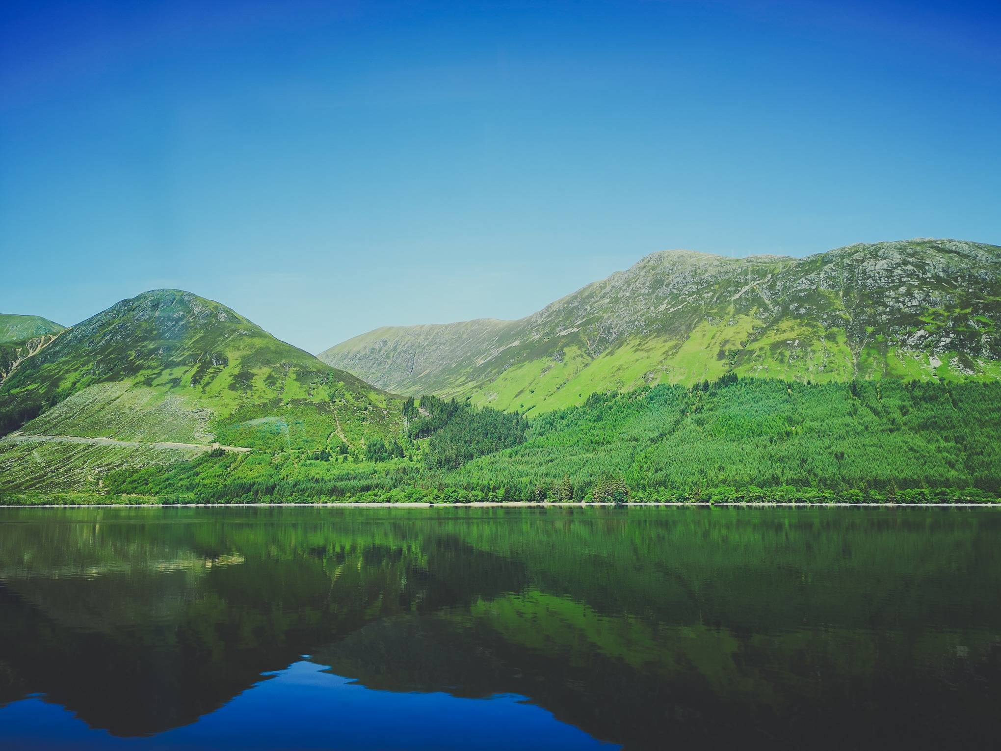   Can you tell if this is Loch Ness or any other lake in Highland of Scotland? I bet nobody can tell the difference. Photo by Alis Monte [CC BY-SA 4.0], via Connecting the Dots