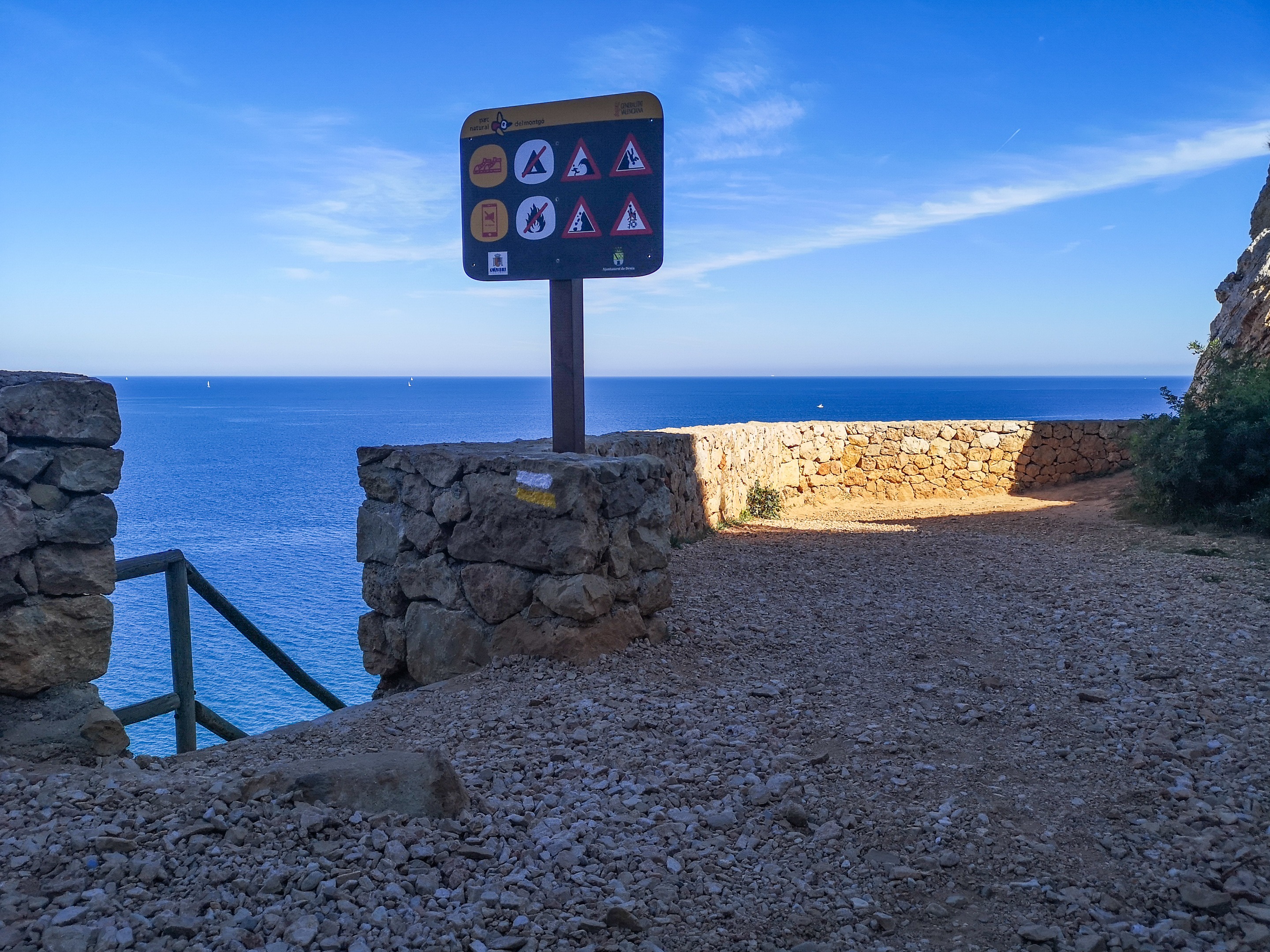 Some people tend to miss it but just before Mirador Las Rotas there are small steps down to continue the road toward Cova Tallada. When in doubt – always look for yellow route markings. 