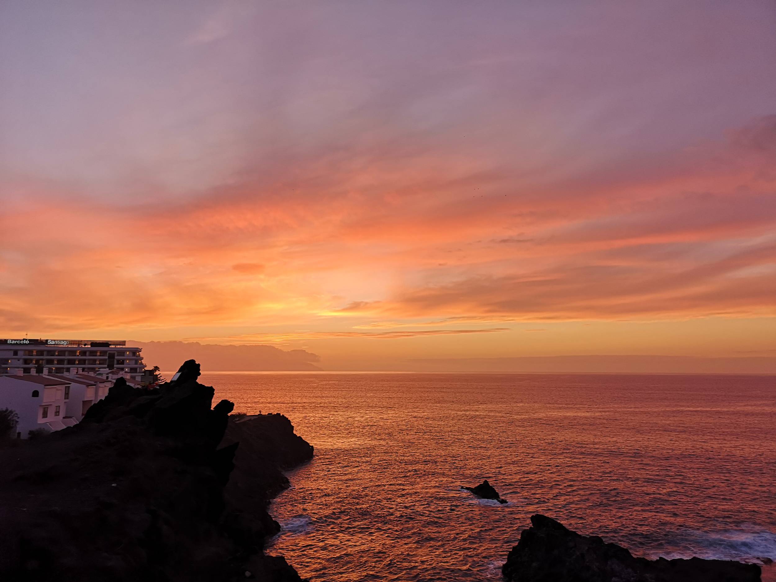   Every evening half of what you see colors in various shades of reds and yellow. Photo by Alis Monte [CC BY-SA 4.0], via Connecting the Dots