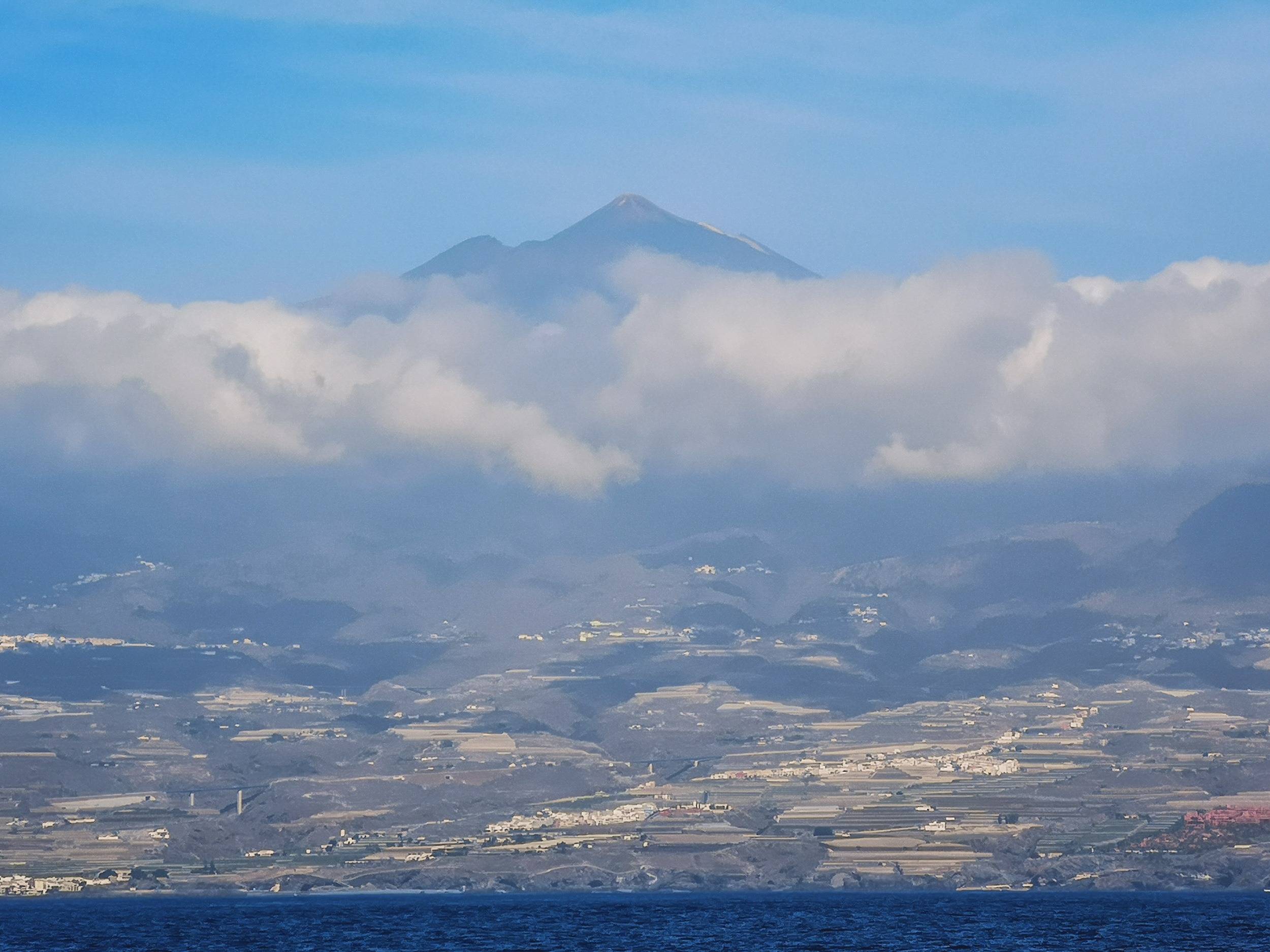   It is a popular challenge to climb Mount Teide from the sea level. Photo by Alis Monte [CC BY-SA 4.0], via Connecting the Dots