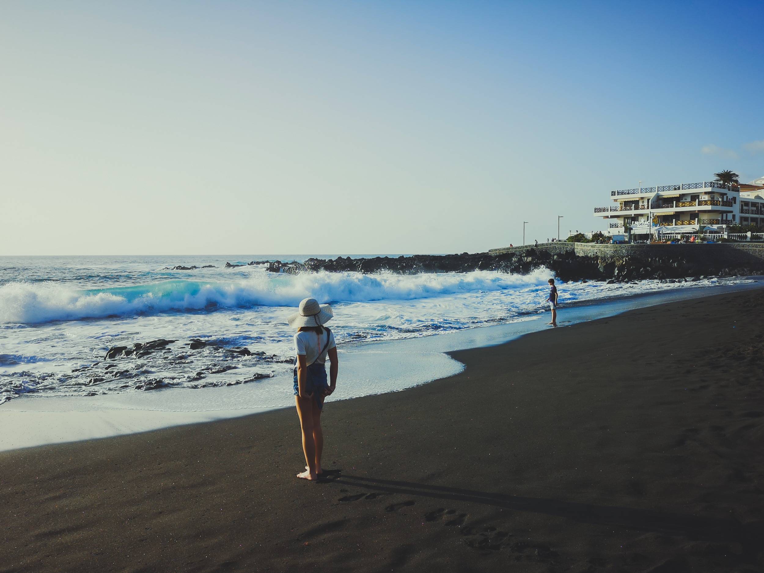   The first glimpse of a fresh warm sea during winter is unforgettable. Photo by Alis Monte [CC BY-SA 4.0], via Connecting the Dots