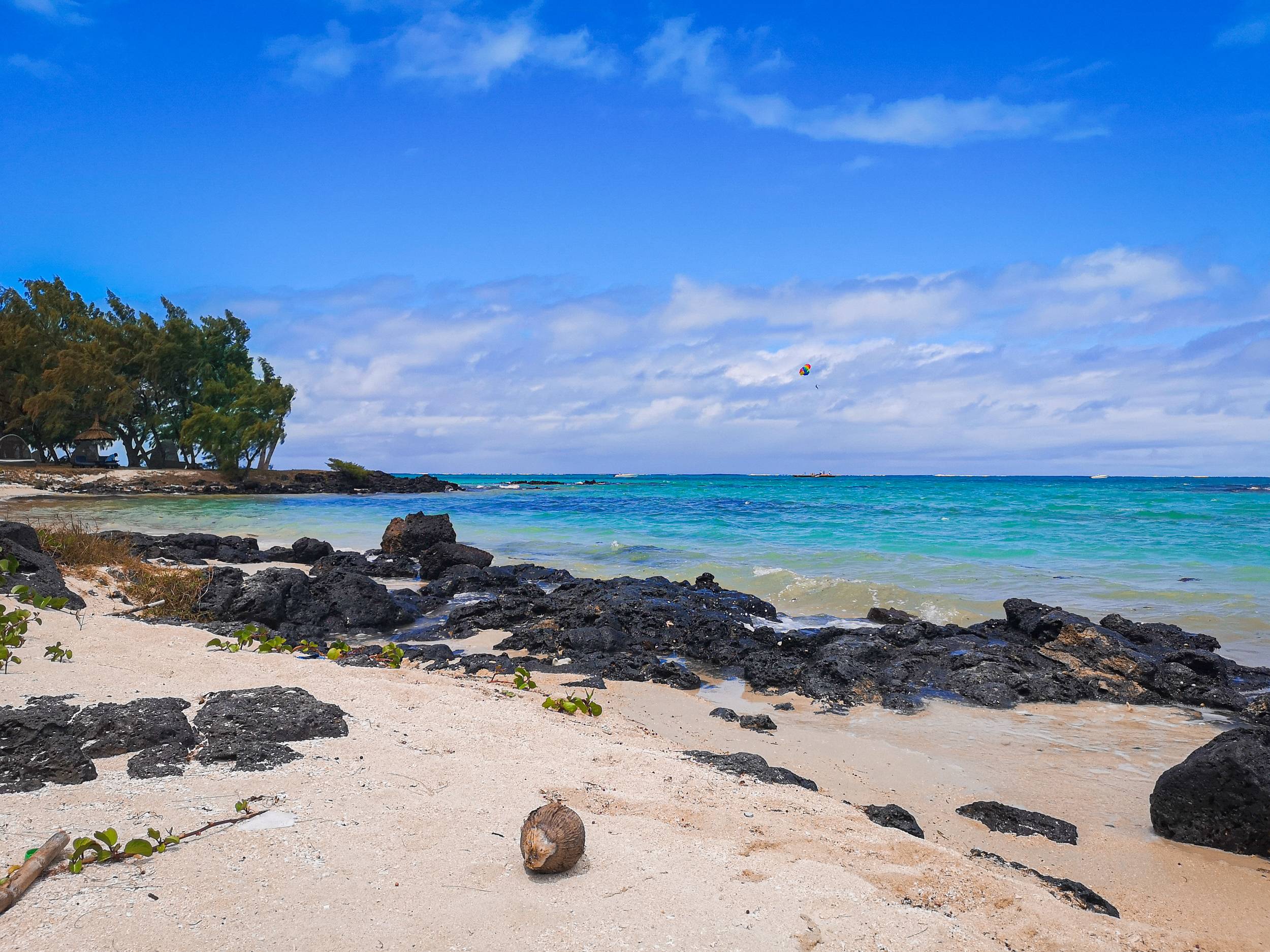 Parasailing in Ilot Mangenie, Mauritius