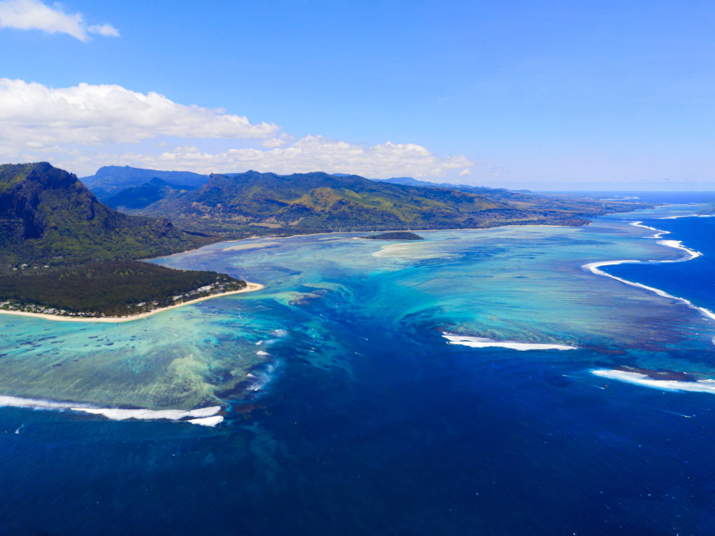 Mauritius underwater sand waterfall illusion